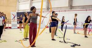 La Nación / Gimnasia rítmica: entrenadoras de ocho países se capacitaron en Asunción