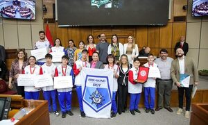 Distinguen a jóvenes integrantes del equipo Breaking Bot de Alto Paraná