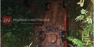 YATYTAY: CONDUCTOR PERDIÓ EL CONTROL Y CAYÓ POR UN PRECIPICIO - Itapúa Noticias