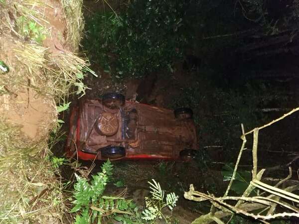 Automóvil cayó a un barranco en Yatytay y conductor resultó ileso - Nacionales - ABC Color