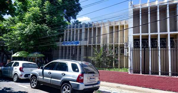 La Nación / Vecinos denuncian que pérdida de agua por caños rotos afecta el cimiento de sus casas