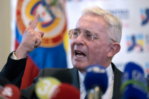 Fiscalía de Colombia acusa a expresidente Uribe de soborno y fraude