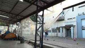 IPS: familiares de pacientes sufren el frío ante albergue precario - Nacionales - ABC Color