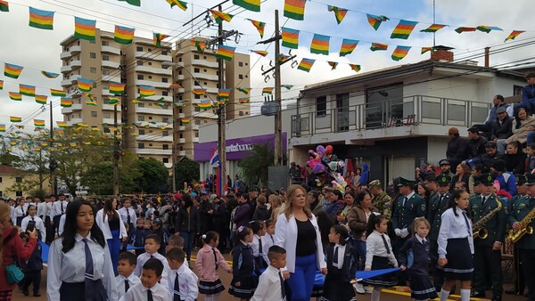Celebran aniversario de Obligado con desfile y piden inversión en salud pública al presidente