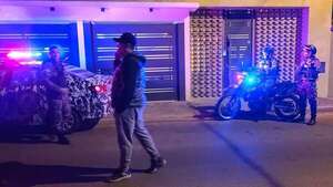 Video: A los tiros, motochorros que se hicieron pasar por delivery asaltan a un hombre en Las Mercedes, Asunción - Policiales - ABC Color