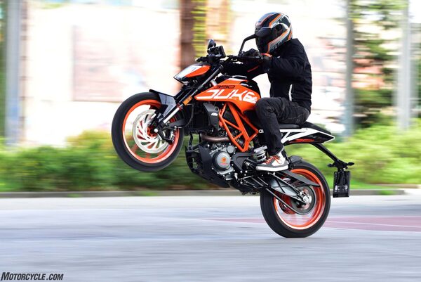 “La KTM 390 Duke 2024: La Bestia de Media Cilindrada”