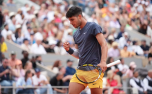 Versus / Alcaraz tranquiliza con un triunfo contundente en su inicio en Roland Garros