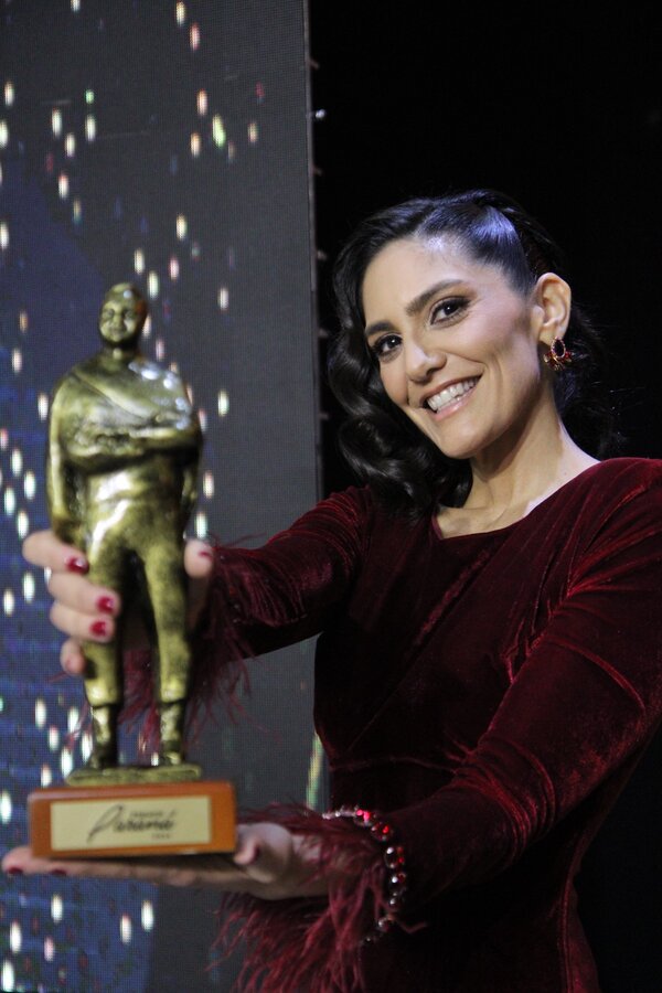 Premios Paraná: Lucía Sapena se alza con el Paraná de Oro y más talentos de la radio y televisión reciben el galardón - Unicanal
