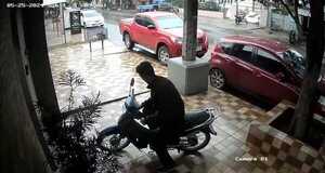 Cámara capta a un individuo hurtando una moto de una vivienda - Radio Imperio 106.7 FM