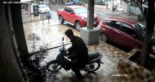 Cámara capta a un individuo hurtando una moto de una vivienda - Radio Imperio 106.7 FM