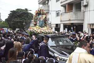 Gran cantidad de fieles católicos participan de la procesión de la Virgen María Auxiliadora - Nacionales - ABC Color