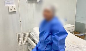 Mujer entró al hospital para extracción de quiste y terminó con los intestinos perforados, denuncian