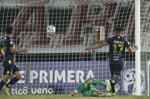 Olimpia vs. Trinidense: El “Triki” acaba con la ilusión franjeada   - Fútbol - ABC Color