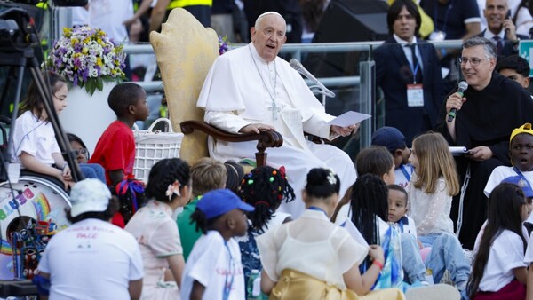 El Papa, rodeado por miles de niños, pide construir la paz