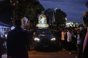 Feligreses demostraron su devoción a María Auxiliadora en tradicional procesión de antorchas - Nacionales - ABC Color
