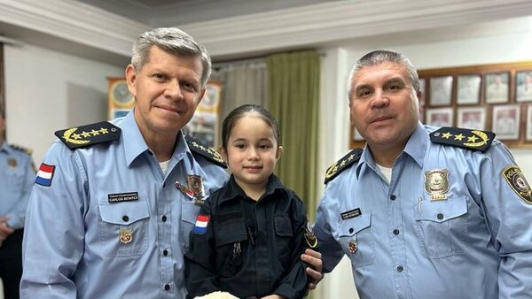 La niña que cumplió su sueño de ser policía como lo fue su papá en vida