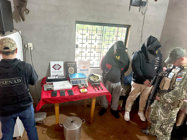 Detienen a tres microtraficantes e incautan dosis de drogas durante dos allanamientos - La Clave