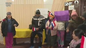 Padres se manifiestan frente a una institución educativa - SNT