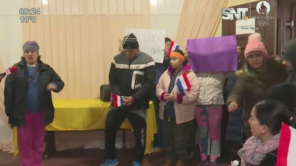 Padres se manifiestan frente a una institución educativa - SNT