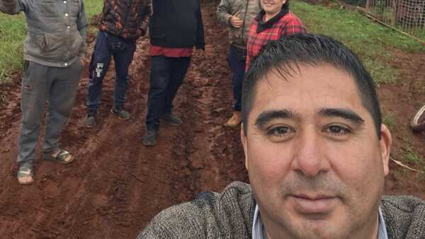 Intendente tiene prohibido entrar a la Muni y entonces purea por trabajos okára