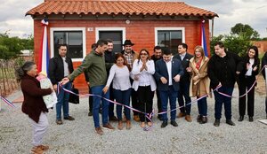 Gobierno de Peña inaugura las primeras 100 viviendas de las 14.300 que construye en el país - .::Agencia IP::.