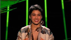 Aye Alfonso enseña como se puede votar por ella esta tarde en Factor X España