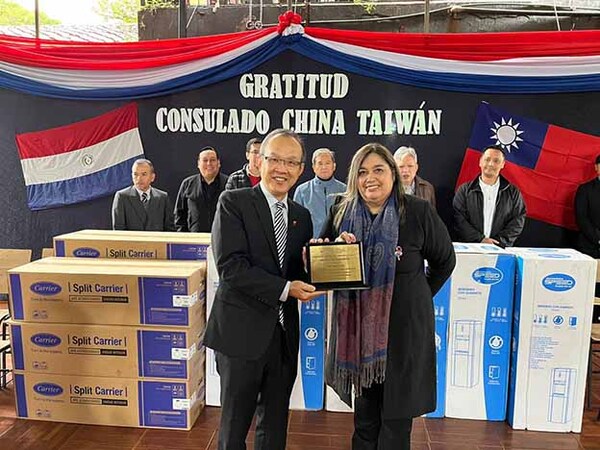 Consulado de Taiwán en CDE y gobernador de Alto Paraná donan mobiliarios y equipamientos a escuela esteña | DIARIO PRIMERA PLANA