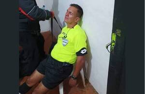 ¡Ligó un tongo! Mirá cómo terminó el árbitro del partido