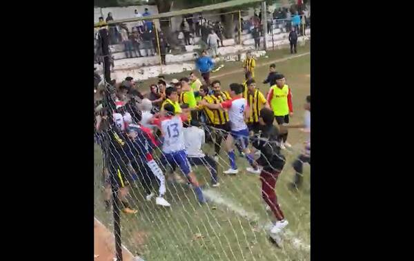 [VIDEO] Liga lambareña: partido de fútbol opa ¡en 'boxeo' todos contra todos!
