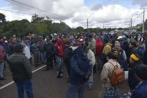 Pescadores cierran ruta para reclamar víveres en Ayolas - Nacionales - ABC Color