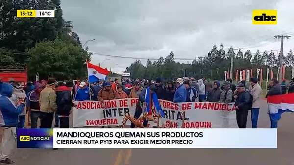 Vaquería: agricultores queman mandioca sobre la Ruta PY13 para exigir mejor precio al producto - ABC Noticias - ABC Color