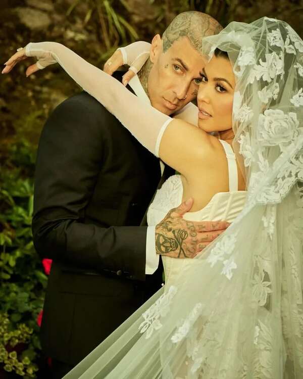 ¡Mirá las fotos inéditas de la boda de Kourtney Kardashian y Travis Barker! - Gente - ABC Color