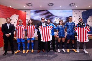 La APF presentó las nuevas camisetas que utilizará la Albirroja - trece