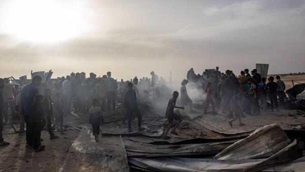 Indignación mundial por bombardeo israelí en un campo de desplazados de Rafah