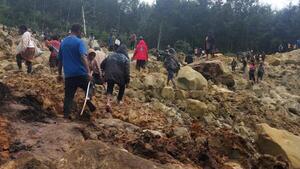 Más de 2.000 personas quedaron enterradas por la avalancha en Papúa, según el Gobierno