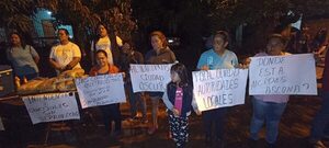 Vecinos cerrarán acceso de represa Acaray si no se ilumina la ciudad - La Clave