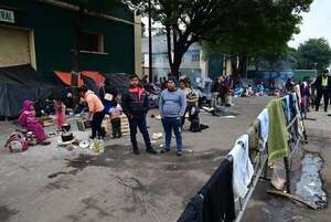 A la intemperie y con frío, 150 niños nativos acompañan reclamo de sus padres frente al INDI - Nacionales - ABC Color