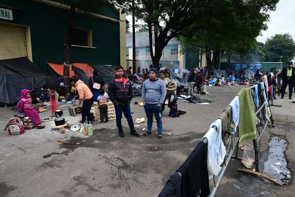 A la intemperie y con frío, 150 niños nativos acompañan reclamo de sus padres frente al INDI - Nacionales - ABC Color