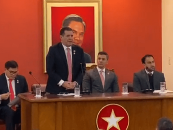 “Qué tiene que un presidente venga al partido que le hizo llegar a la presidencia a informar a sus correligionarios”, dice Cartes · Radio Monumental 1080 AM