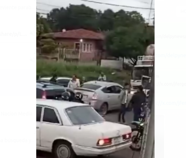 (VIDEO). ¿Mba’epiko te pasa? Karai revienta parabrisas de un automóvil y para todo el tráfico