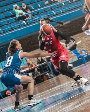 Felix Pérez sigue arrasando en el baloncesto femenino local