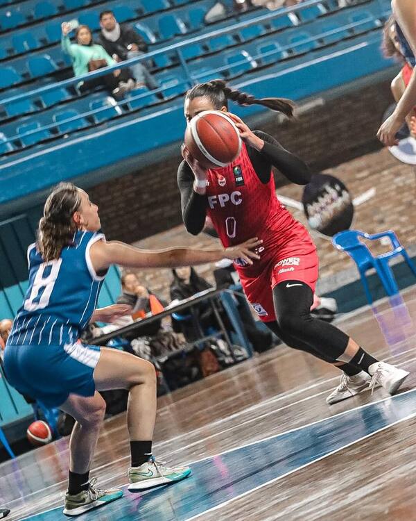 Felix Pérez sigue arrasando en el baloncesto femenino local