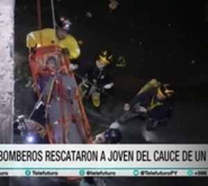 Rescatan a presunto delincuente que cayó al arroyo Mburicao - Paraguay.com