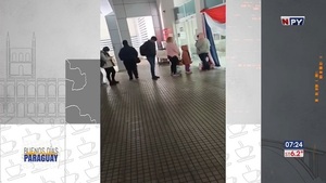 Pacientes esperan en medio de la fría madrugada para sacar turnos - Noticias Paraguay