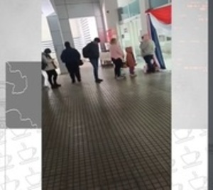 Pacientes esperan en medio de la fría madrugada para sacar turnos - Paraguay.com