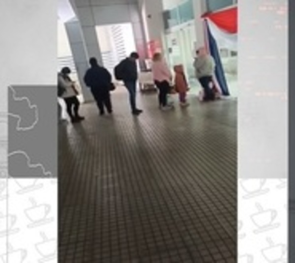 Pacientes esperan en medio de la fría madrugada para sacar turnos - Paraguay.com