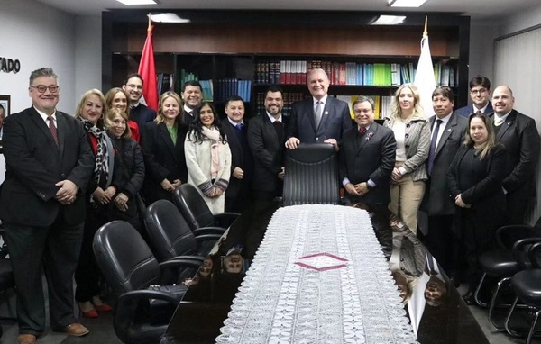Fiscal General se reúne con miembros de la Asociación de Agentes Fiscales