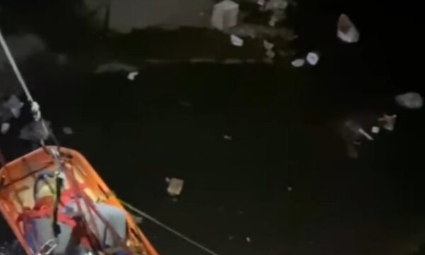 Rescataron a un joven que cayó a un arroyo y quedó preso