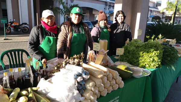 Familias de Central y Bajo Chaco ofrecen productos del campo sin intermediarios en Feria de la Agricultura Familiar - .::Agencia IP::.