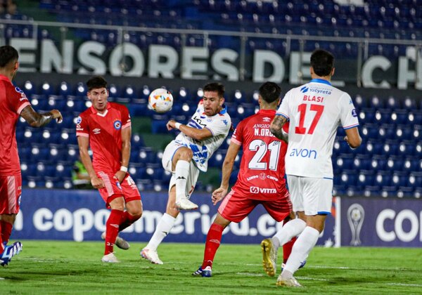 Versus / Nacional enfrenta a Argentinos Juniors por el honor y por el dinero